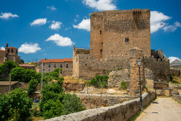 Fototapeta premium Davila Castle and Medieval Bridge in Puente del Congosto, Spain