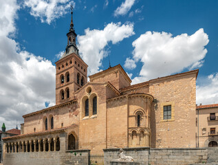 Obraz premium Romanesque Saint Martin Church in Segovia, Spain on a Sunny Day