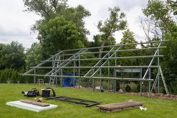  Konstrukcja naziemna instalacja fotowoltaiczna, odnawialne źródła energii, energia ze słońca, panele. © MR. Stanek