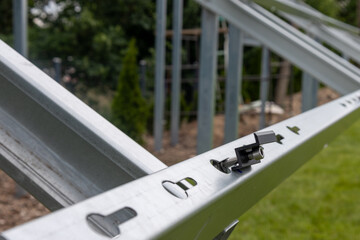  Konstrukcja naziemna instalacja fotowoltaiczna, odnawialne źródła energii, energia ze słońca, panele. © MR. Stanek