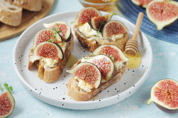 Sandwiches with cottage cheese, honey and figs	