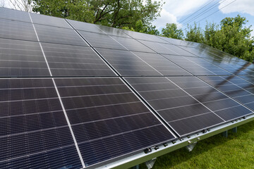 Konstrukcja naziemna instalacja fotowoltaiczna, odnawialne źródła energii, energia ze słońca, panele. © MR. Stanek