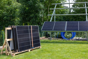 Konstrukcja naziemna instalacja fotowoltaiczna, odnawialne źródła energii, energia ze słońca, panele. © MR. Stanek