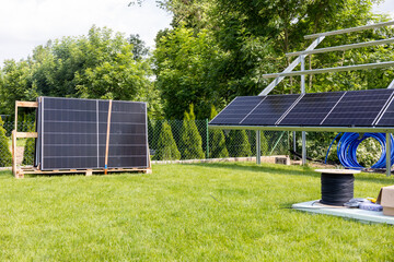 Konstrukcja naziemna instalacja fotowoltaiczna, odnawialne źródła energii, energia ze słońca, panele. © MR. Stanek