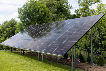 Konstrukcja naziemna instalacja fotowoltaiczna, odnawialne źródła energii, energia ze słońca, panele. © MR. Stanek