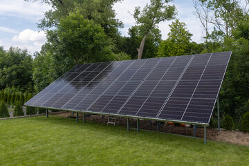 Konstrukcja naziemna instalacja fotowoltaiczna, odnawialne źródła energii, energia ze słońca, panele. © MR. Stanek