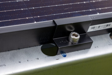 Konstrukcja naziemna instalacja fotowoltaiczna, odnawialne źródła energii, energia ze słońca, panele. © MR. Stanek