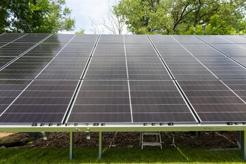 Konstrukcja naziemna instalacja fotowoltaiczna, odnawialne źródła energii, energia ze słońca, panele. © MR. Stanek