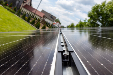 Konstrukcja naziemna instalacja fotowoltaiczna, odnawialne źródła energii, energia ze słońca, panele. © MR. Stanek