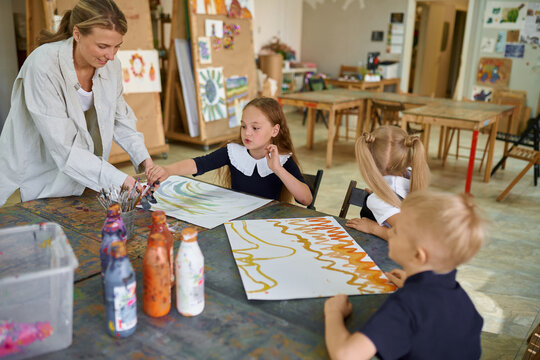 children in drawing classes at school