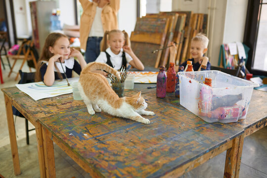 children in drawing classes at school