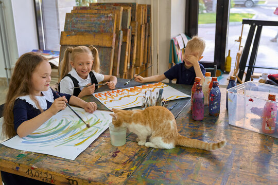 children in drawing classes at school