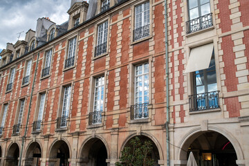 Fototapeta premium bâtiment de la place des Vosges à Paris en France