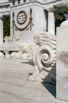Benito Juares memorial Lion statue