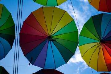 Paraguas colgantes decorativos de colores