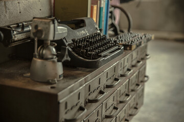 ds typing on an old typing machine vintage style at a vintage shop