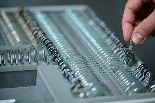 Round ophthalmologist lenses for eye testing