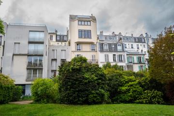 Un immeuble avec des arbres le long de la coulée verte dans le centre de Paris en France