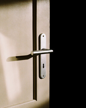 
A minimalistic shot of a door handle in sunset light.