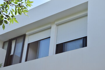 ventana con persiana de aluminio blanca