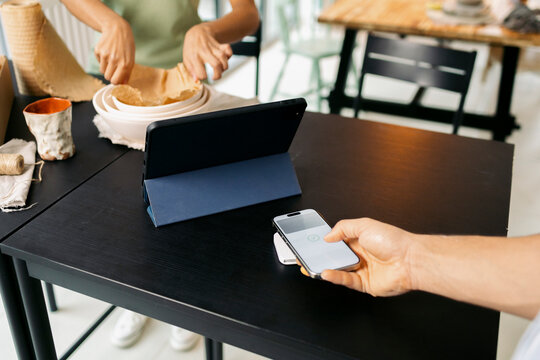 Efficient Payment Method with Smartphone in Creative Workshop