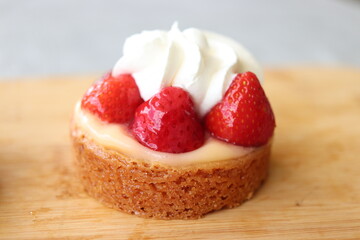 Fresh strawberry confectionery