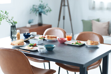 朝食　食卓　ダイニングテーブル