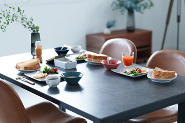 朝食　食卓　ダイニングテーブル