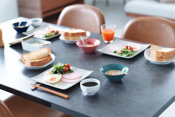 朝食　食卓　ダイニングテーブル