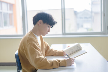 勉強する若い男性