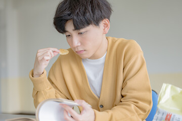 ポテチを食べる男子