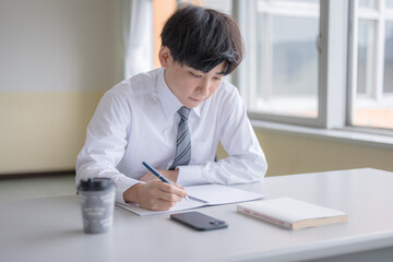 書き出すビジネスマン