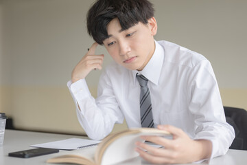 勉強するスーツの男性