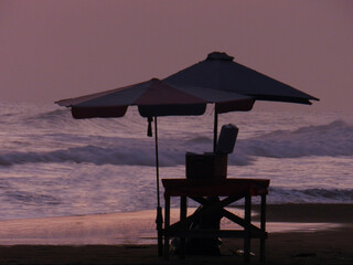 Mar, atardecer a la orilla 