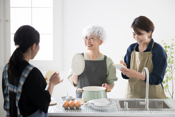 料理教室で習う風景　先生と生徒
