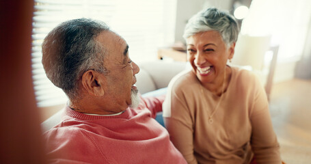 Obraz premium Mature couple, selfie and smile in home for retirement to love, care and support or bonding. People, relationship and happy as pensioner for marriage with fun, break and memories for social media