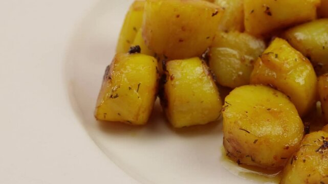 tas de saint-jacques cuisin&eacute;s au safran dans une assiette	