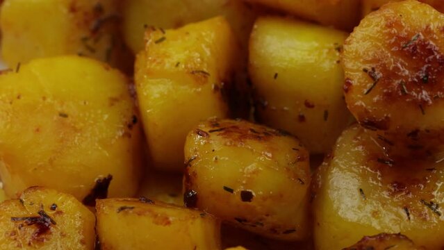 tas de saint-jacques cuisin&eacute;s au safran dans une assiette	