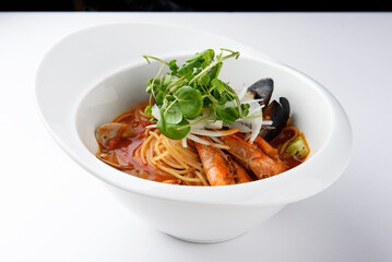 The image of the restaurant pasta 토마토 크림 로제 비프 파스타 접시 사진 