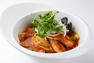 The image of the restaurant pasta 토마토 크림 로제 비프 파스타 접시 사진 