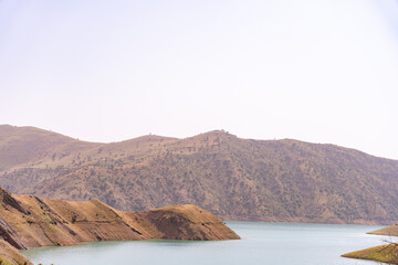 Obraz premium A mountain range with a lake in the foreground