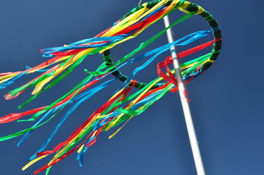 Maibaum #Tannenkranz mit bunten B&auml;ndern ein alter Brauch zu Volksfesten im Fr&uuml;hjahr vor blauen Himmel.