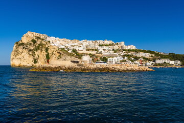 Veduta di Peschici(Puglia , Italia) dal molo del porticciolo