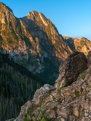 Giewont widziany z Sarniej Skały o wschodzie słońca