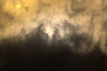 Zbliżenie szczytu Giewontu wraz z krzyżem i otaczającymi go chmurami © Michal45