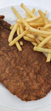 fried potatoes with escalopa as main course 