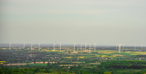 Widok z oddali na turbiny wiatrowe, nowoczesny krajobraz wiejski, darmowa energia elektryczna  © Paweł Kacperek