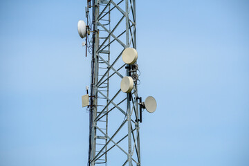 Zbliżenie na masz telekomunikacyjnych z antenami © Paweł Kacperek