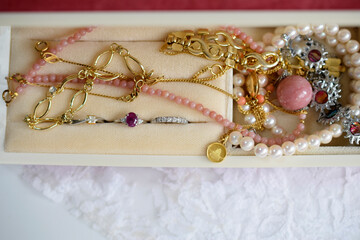 宝石箱に入れた宝石、ジュエリーボックスに入れたジュエリー、宝飾品、指輪とネックレス