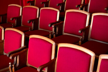 Obraz premium red empty seats for spectators in the theater or cinema close-up